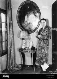 william-haines-1929-full-length-portrait-an-seinem-hollywood-home-metro-goldwyn-mayer-silentfr...jpg