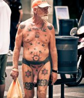 Barcelona-naked-old-man-with-tattoos-04-600x700.jpg