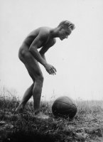 Gerhard-Riebicke-Athlet-mit-Ball.jpg